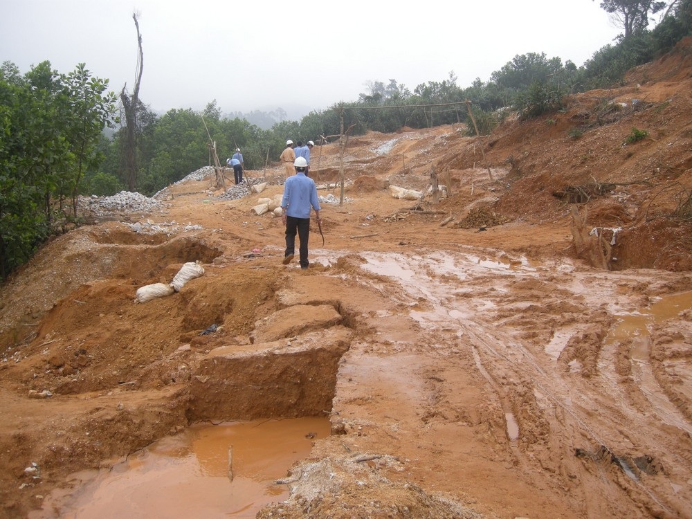 “Vàng tặc” và những hầm lò khai thác... rợn người - 14