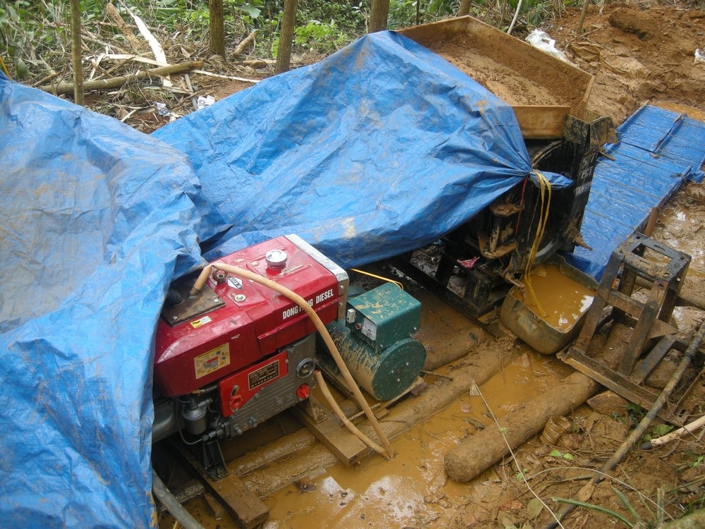 “Vàng tặc” và những hầm lò khai thác... rợn người - 15