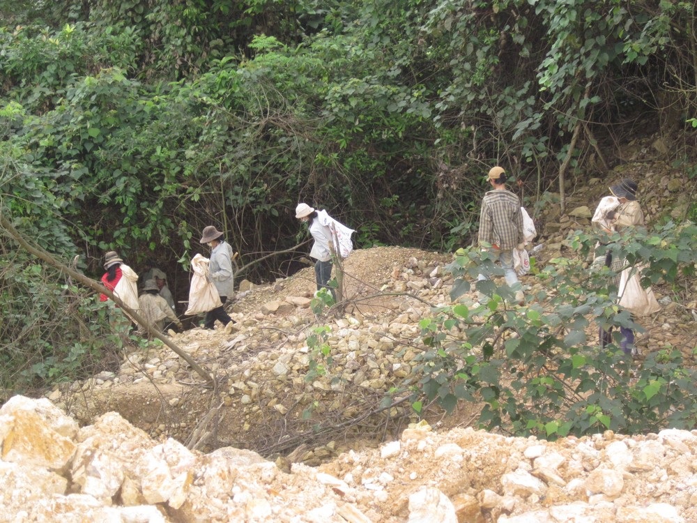 “Vàng tặc” và những hầm lò khai thác... rợn người - 17 “Vàng tặc” và những hầm lò khai thác... rợn người - 17