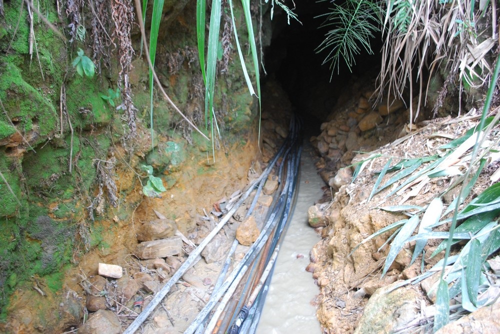 “Vàng tặc” và những hầm lò khai thác... rợn người - 1 “Vàng tặc” và những hầm lò khai thác... rợn người - 1