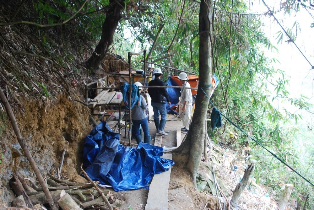 “Vàng tặc” và những hầm lò khai thác... rợn người - 5 “Vàng tặc” và những hầm lò khai thác... rợn người - 5