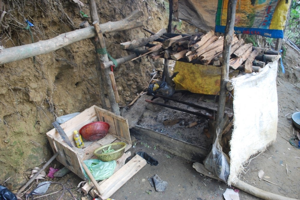 “Vàng tặc” và những hầm lò khai thác... rợn người - 6 “Vàng tặc” và những hầm lò khai thác... rợn người - 6