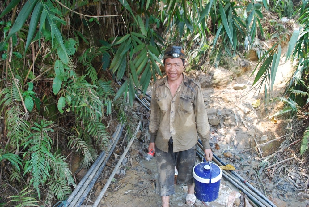 “Vàng tặc” và những hầm lò khai thác... rợn người - 7 “Vàng tặc” và những hầm lò khai thác... rợn người - 7