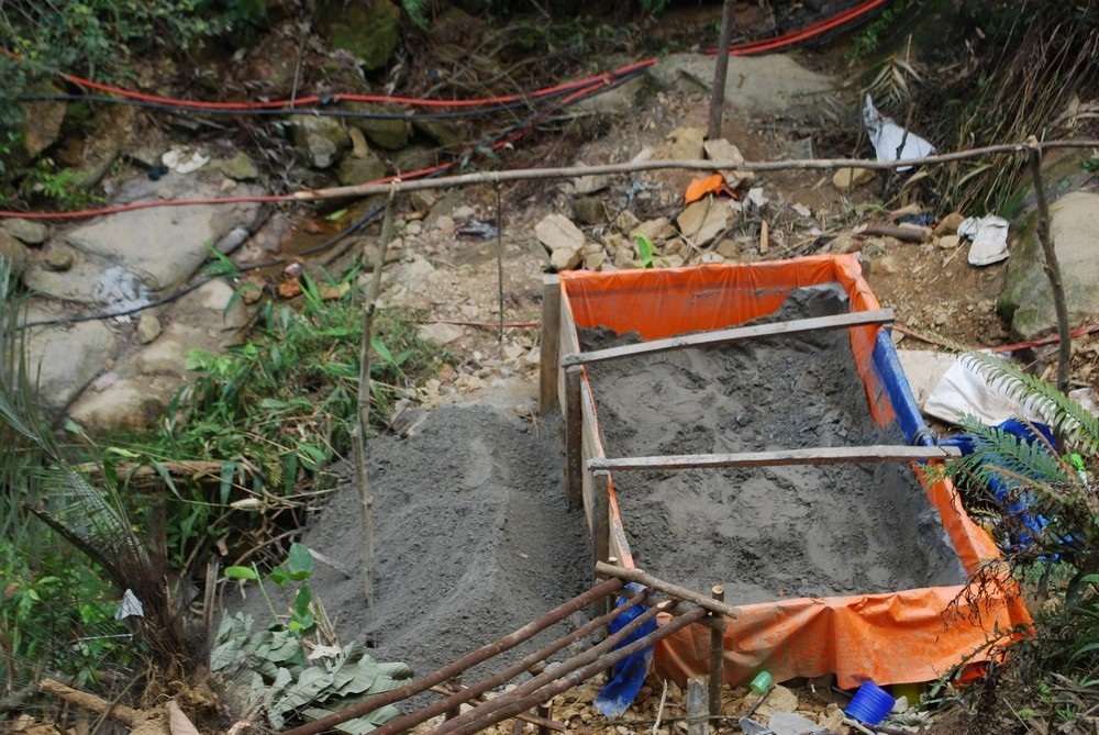 “Vàng tặc” và những hầm lò khai thác... rợn người - 4 “Vàng tặc” và những hầm lò khai thác... rợn người - 4