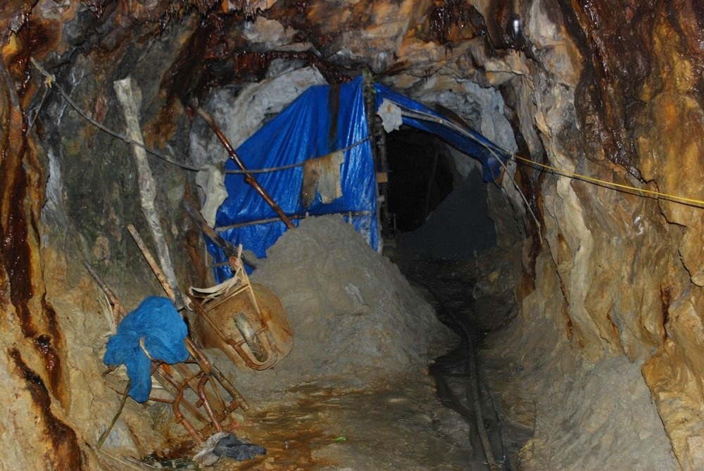 “Vàng tặc” và những hầm lò khai thác... rợn người - 9 “Vàng tặc” và những hầm lò khai thác... rợn người - 9