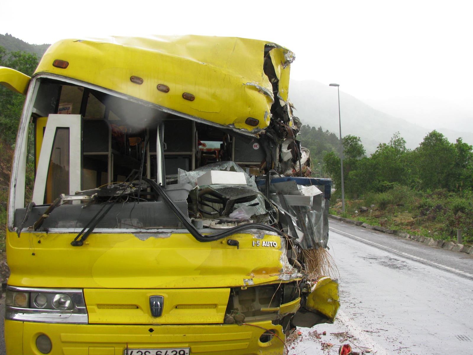 Xe tải đâm xe khách, hàng chục hành khách hú vía - 1