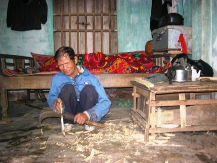 Cụ ông 74 tuổi mù lòa sống trong căn nhà dột nát - 1