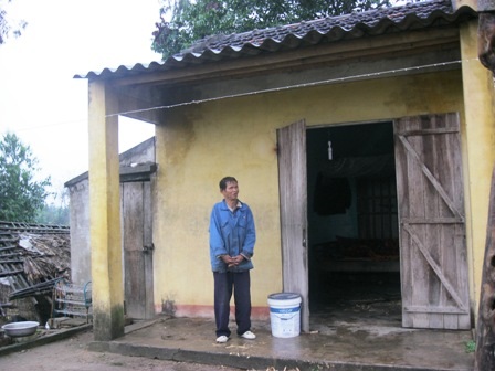 Cụ ông 74 tuổi mù lòa sống trong căn nhà dột nát - 2