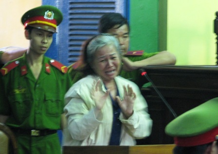 Người mẹ tóc bạc vái lạy xin chết thay con - 2