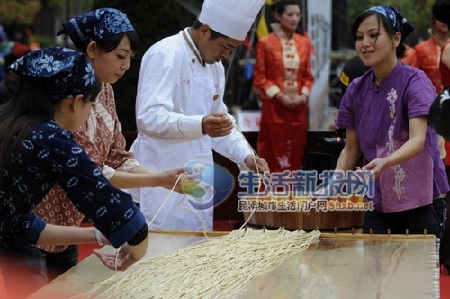 Sợi mì dài 1.700m - 3 Sợi mì dài 1.700m - 3