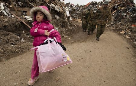 Những gương mặt trẻ thơ trong thảm họa ở Nhật - 18