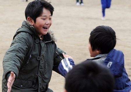 Những gương mặt trẻ thơ trong thảm họa ở Nhật - 7