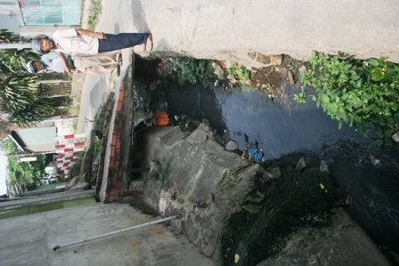 Thêm một “kênh Ba Bò” hôi thối, đặc quánh rác thải - 7