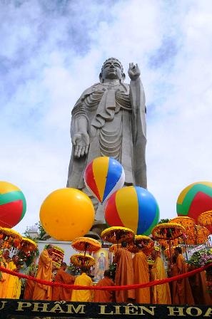 Khai quang tượng Phật A Di Đà lớn nhất Việt Nam - 1 Khai quang tượng Phật A Di Đà lớn nhất Việt Nam - 1