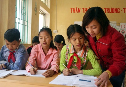 Khâm phục cô giáo trẻ “băng sông vượt núi” bám trường Nà Ca - 1 Khâm phục cô giáo trẻ “băng sông vượt núi” bám trường Nà Ca - 1