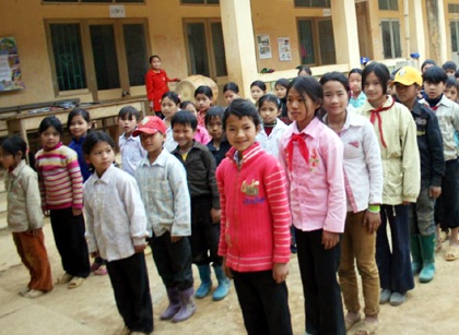 Khâm phục cô giáo trẻ “băng sông vượt núi” bám trường Nà Ca - 2 Khâm phục cô giáo trẻ “băng sông vượt núi” bám trường Nà Ca - 2