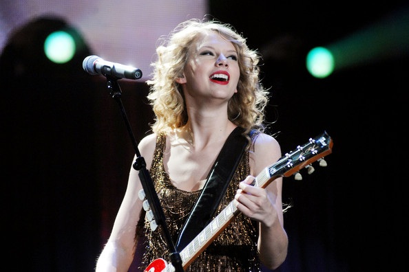 Taylor Swift cháy hết mình ở Milan - 1