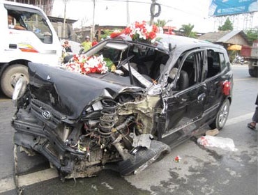 Cô dâu chú rể gặp nạn trên đường rước dâu - 1 Cô dâu chú rể gặp nạn trên đường rước dâu - 1