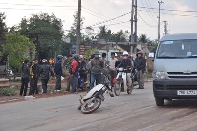 Quảng Trị: Xe máy va quệt ô tô, 1 người chết - 1