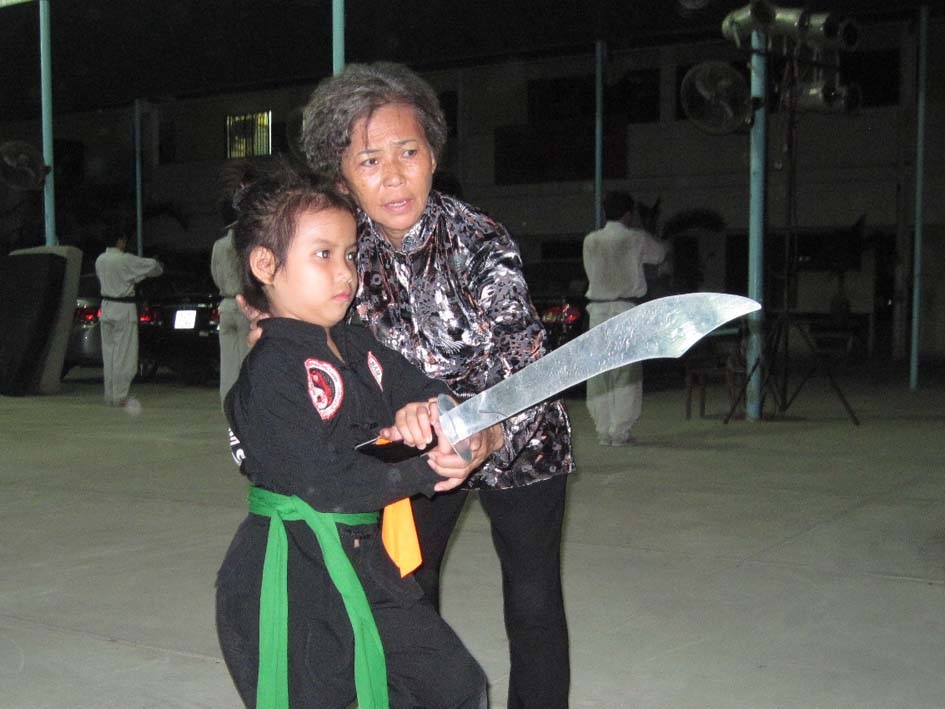 Nữ võ sư “trốn viện” đi... dạy võ - 1