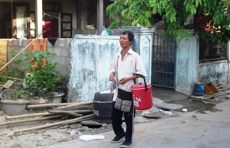 Chồng dị tật bán vé số nuôi vợ tâm thần  - 2