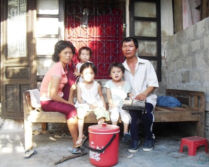 Chồng dị tật bán vé số nuôi vợ tâm thần  - 1