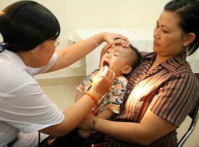 Máy xông mũi họng: dễ dùng nhưng cũng dễ mang… họa - 1 Máy xông mũi họng: dễ dùng nhưng cũng dễ mang… họa - 1