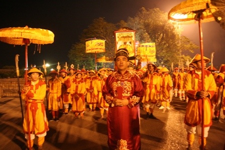 Chen chân đi xem vua tế Thần Đất, Thần Lúa - 3