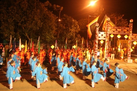 Chen chân đi xem vua tế Thần Đất, Thần Lúa - 12