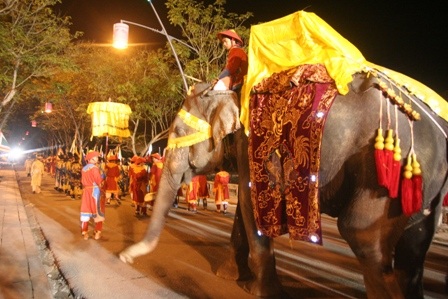 Chen chân đi xem vua tế Thần Đất, Thần Lúa - 4