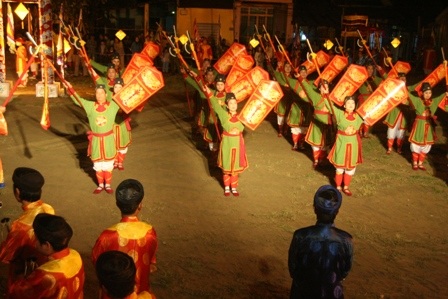 Chen chân đi xem vua tế Thần Đất, Thần Lúa - 13