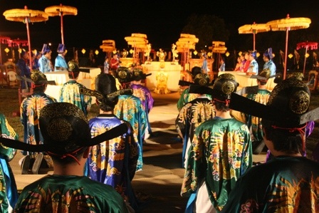 Chen chân đi xem vua tế Thần Đất, Thần Lúa - 14