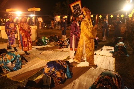 Chen chân đi xem vua tế Thần Đất, Thần Lúa - 16