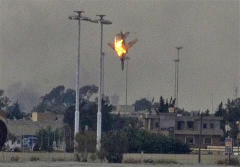 Tên lửa Mỹ tấn công 20 mục tiêu ở Libya, dư luận lên tiếng - 1