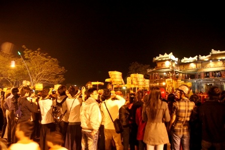 Chen chân đi xem vua tế Thần Đất, Thần Lúa - 2