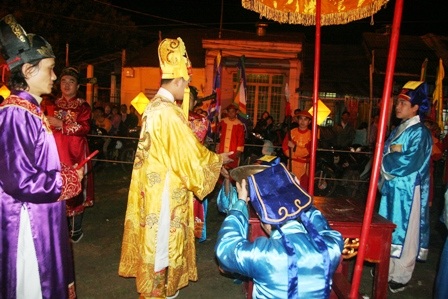 Chen chân đi xem vua tế Thần Đất, Thần Lúa - 7