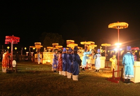 Chen chân đi xem vua tế Thần Đất, Thần Lúa - 11