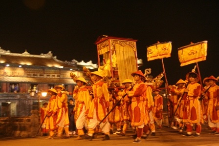 Chen chân đi xem vua tế Thần Đất, Thần Lúa - 1