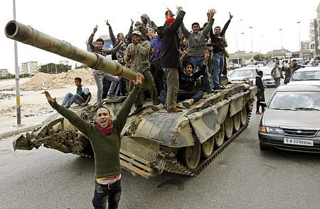 Những hình ảnh đầu tiên về chiến sự tại Libya - 7 Những hình ảnh đầu tiên về chiến sự tại Libya - 7