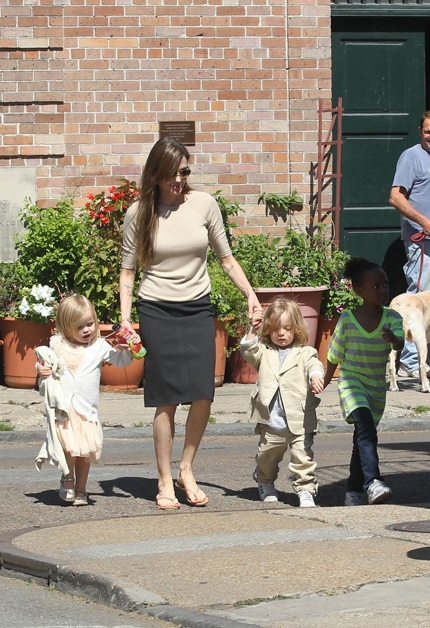 “Ông bà Smith” đưa các con đi mua sắm - 3