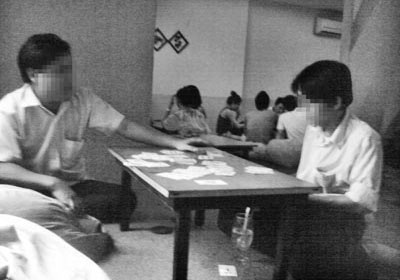 Chướng mắt sòng bạc trước cổng trường - 1