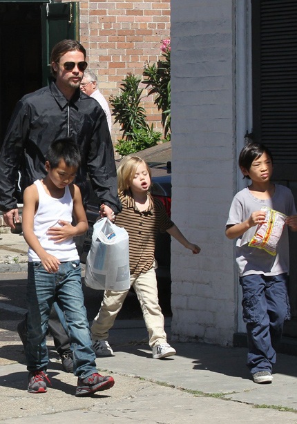 “Ông bà Smith” đưa các con đi mua sắm - 4