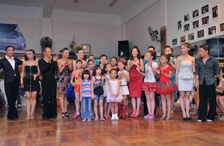 Siu Black "quậy" tưng bừng trong sinh nhật Khánh Thy - 14