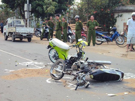 Xe máy tông nhau kinh hoàng, 2 người chết tại chỗ - 1