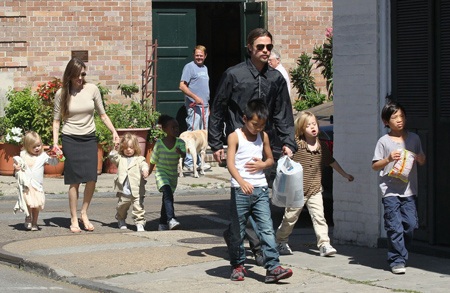 “Ông bà Smith” đưa các con đi mua sắm - 2