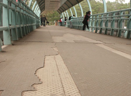 Hà Nội "thúc" hoàn thiện cầu vượt bộ hành - 1