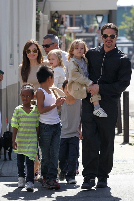 “Ông bà Smith” đưa các con đi mua sắm - 1