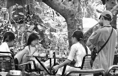 Chướng mắt sòng bạc trước cổng trường - 2