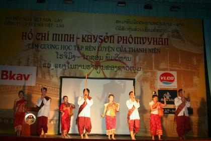 "Hồ Chí Minh - Kaysỏn PhômVyHản - Tấm gương học tập, rèn luyện của thanh niên" - 3