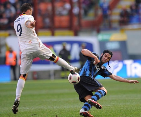 Thắng nhẹ Lecce, Inter “phả hơi nóng” lên AC Milan - 2 Thắng nhẹ Lecce, Inter “phả hơi nóng” lên AC Milan - 2